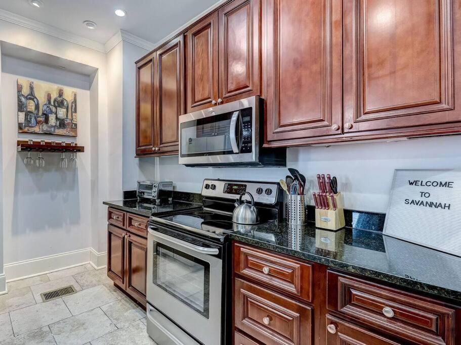 Historic Savannah Gold Private Condo With Pool - 2Bed, 1&Half Bath, Sleeps 6, 1St Floor, 15 Min Walk To Historic Savannah Center And All Attractions المظهر الخارجي الصورة