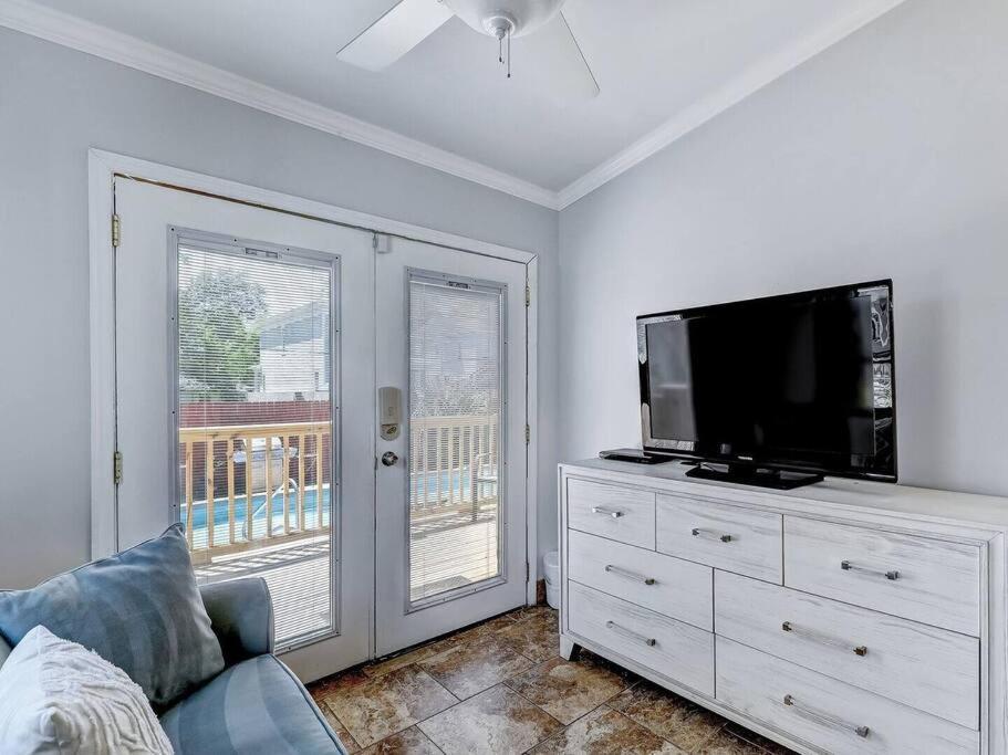 Historic Savannah Gold Private Condo With Pool - 2Bed, 1&Half Bath, Sleeps 6, 1St Floor, 15 Min Walk To Historic Savannah Center And All Attractions المظهر الخارجي الصورة