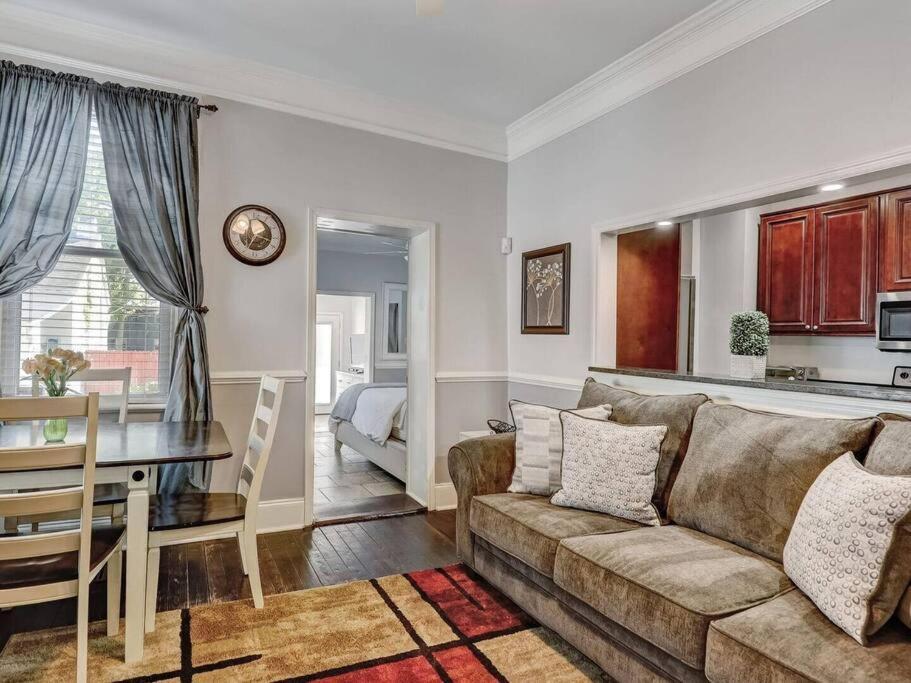 Historic Savannah Gold Private Condo With Pool - 2Bed, 1&Half Bath, Sleeps 6, 1St Floor, 15 Min Walk To Historic Savannah Center And All Attractions المظهر الخارجي الصورة